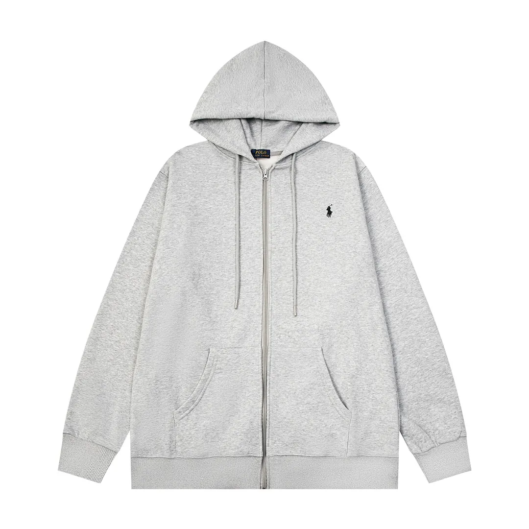 P240 Style No.: Y055 Ralph Lauren/Ralph Lauren pony embroidered zipper cardigan hooded sweatshirt. A one-of-a-kind sweatshirt for autumn and winter is here. You can wear it casually no matter how you wear it! ! This hooded sweatshirt is decorated with the simple style that represents Ralph Lauren and is paired with a pony embroidery pattern, which is three-dimensional and full! The solid color fabric paired with exquisite embroidery instantly sets it off! Hooded sports design, loose and casual fit! The overall texture is very strong! Through the pictures, we can feel the thickness and texture of custom-woven and dyed threads. The workmanship is exquisite. They are shipped from major foreign trade factories. They are all made by masters with many years of experience. Everything is of high standards and requirements! Simple and versatile model ~ Made of imported pique cotton fabric, which is super delicate and soft, close to the body without being tied. All fabrics and accessories are original custom-made and of high quality! Perfectly reflects the brand’s sense of superiority! Standard cut, comfortable stretch, unrestricted movement! Highly practical, high-end and classy! Versatile style ~ can be paired with jeans or jogging pants. Ideal for transitioning from your morning commute to weekend events! Tag, hanging particles, washed, packaging bag, full set of accessories, very good-looking, super exquisite workmanship, size: S-XL, color: navy, black, gray